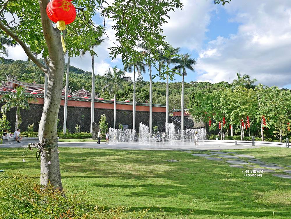 北投景點「行天宮北投分宮」造景優美遠眺關渡平原，還有附設圖書館