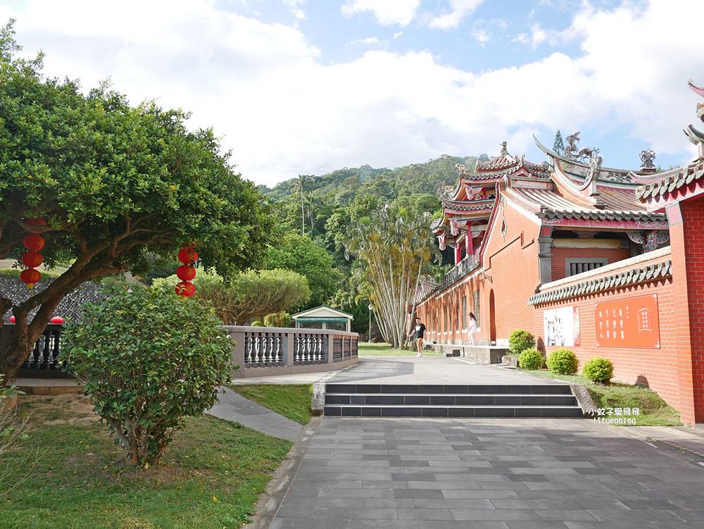 北投景點「行天宮北投分宮」造景優美遠眺關渡平原，還有附設圖書館