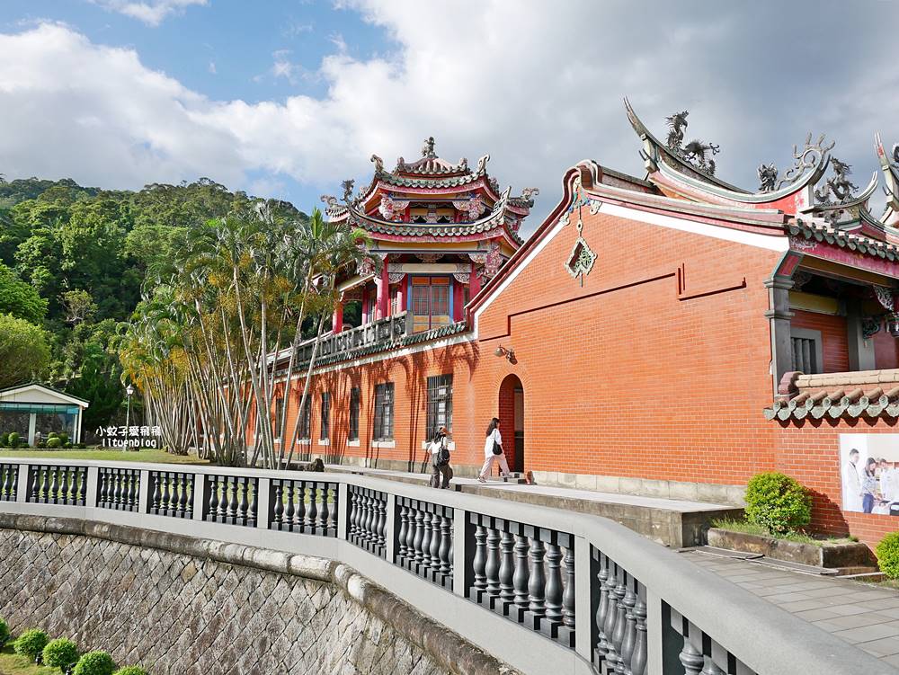 北投景點「行天宮北投分宮」造景優美遠眺關渡平原，還有附設圖書館