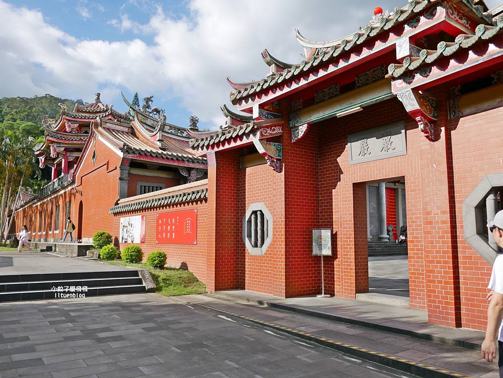 北投景點「行天宮北投分宮」造景優美遠眺關渡平原，還有附設圖書館