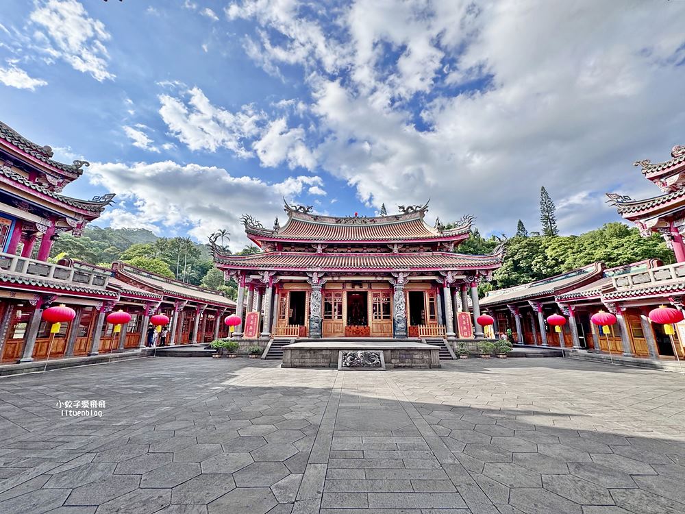北投景點「行天宮北投分宮」造景優美遠眺關渡平原，還有附設圖書館