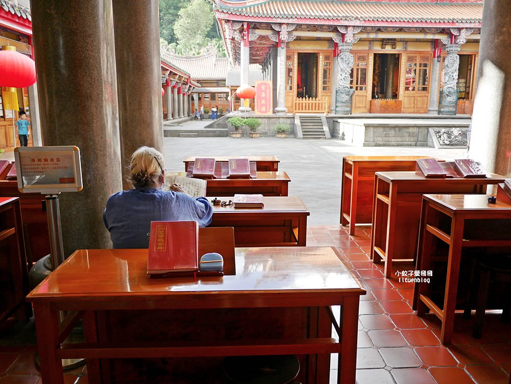 北投景點「行天宮北投分宮」造景優美遠眺關渡平原，還有附設圖書館