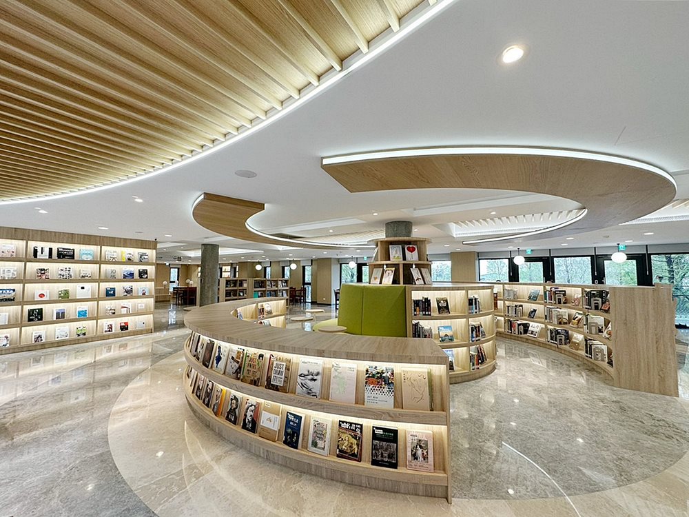 北投景點「行天宮北投分宮」造景優美遠眺關渡平原，還有附設圖書館
