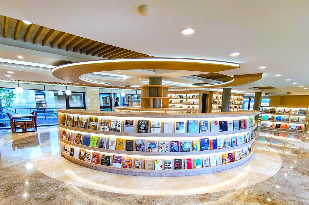 北投景點「行天宮北投分宮」造景優美遠眺關渡平原，還有附設圖書館