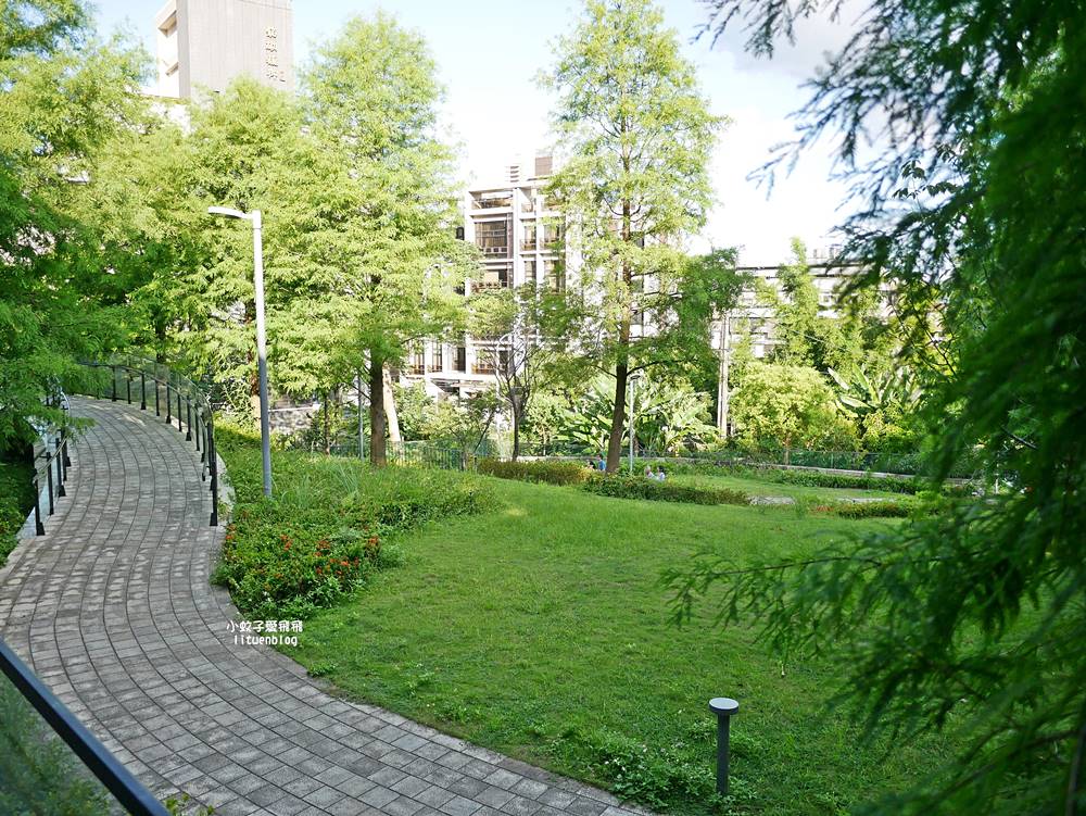 北投景點「行天宮北投分宮」造景優美遠眺關渡平原，還有附設圖書館