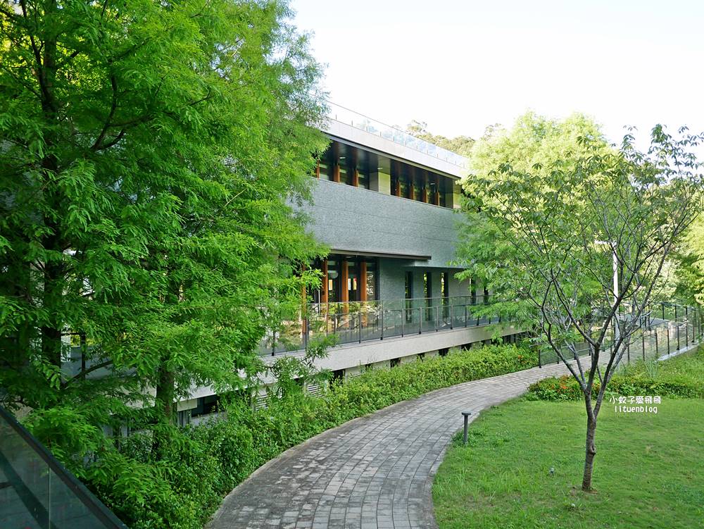 北投景點「行天宮北投分宮」造景優美遠眺關渡平原，還有附設圖書館