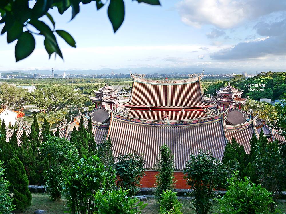 北投景點「行天宮北投分宮」造景優美遠眺關渡平原，還有附設圖書館