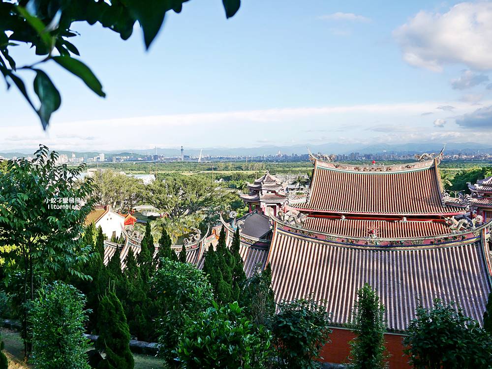 北投景點「行天宮北投分宮」造景優美遠眺關渡平原，還有附設圖書館