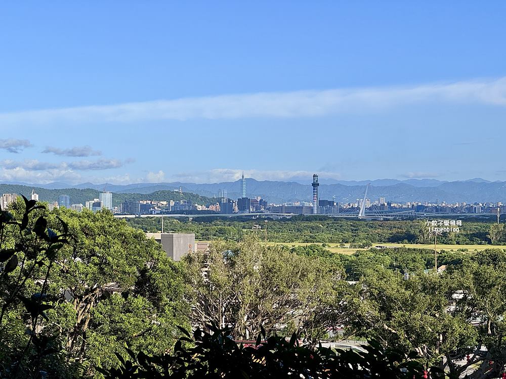 北投景點「行天宮北投分宮」造景優美遠眺關渡平原，還有附設圖書館