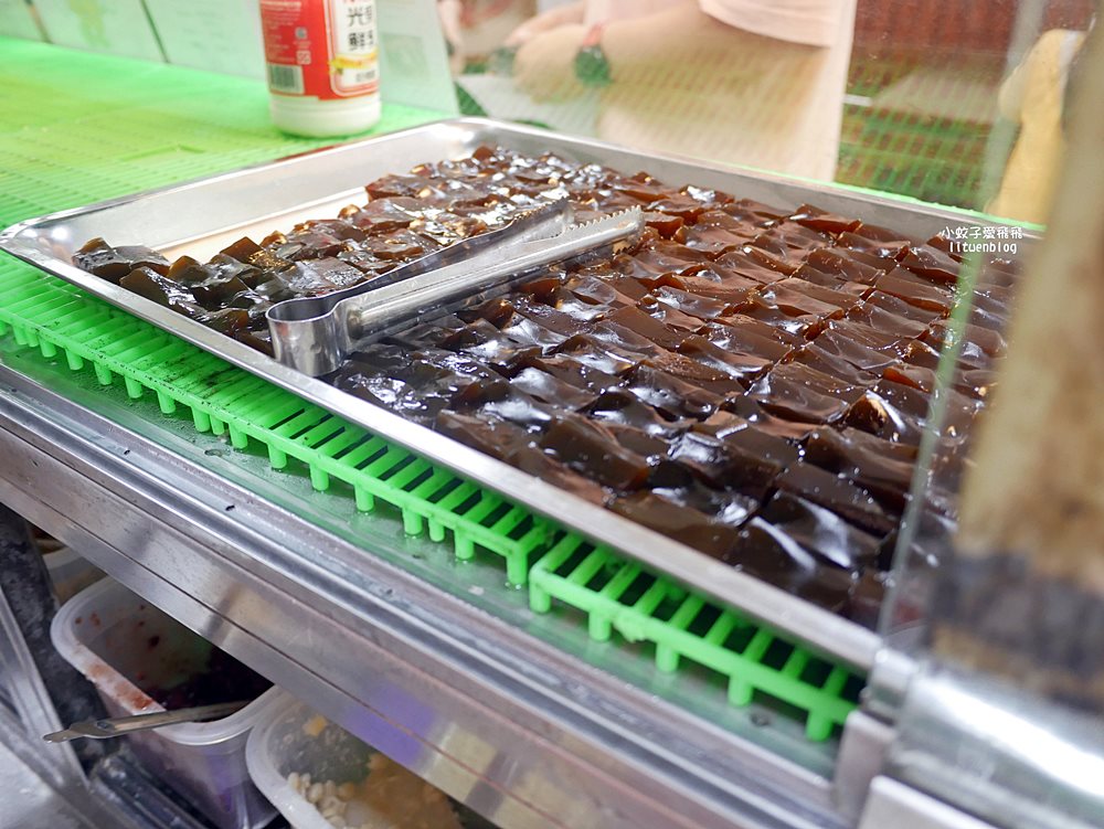 木柵冰店「木柵製冰所」芋泥瀑布刨冰太犯規,還免費加冰煉乳黑糖水 木柵冰店「木柵製冰所」芋泥瀑布刨冰太犯規,還免費加冰煉乳黑糖水