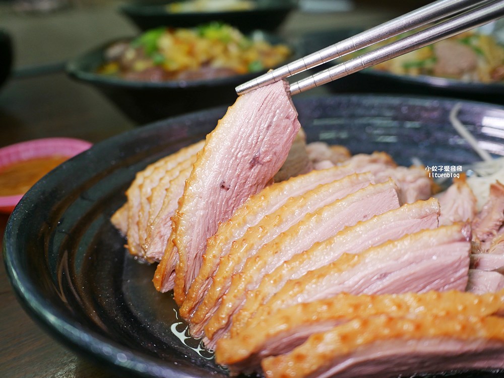 「木柵老爹鵝肉專賣店」煙燻鵝肉富香氣彈嫩，生意很好的老店