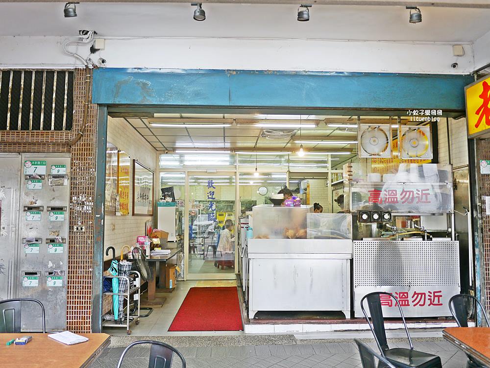 「木柵老爹鵝肉專賣店」煙燻鵝肉富香氣彈嫩，生意很好的老店