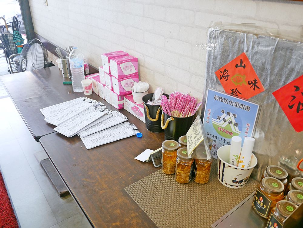 「木柵老爹鵝肉專賣店」煙燻鵝肉富香氣彈嫩，生意很好的老店