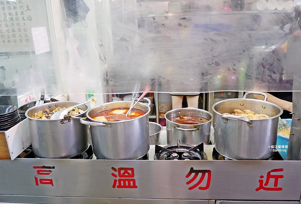 「木柵老爹鵝肉專賣店」煙燻鵝肉富香氣彈嫩，生意很好的老店