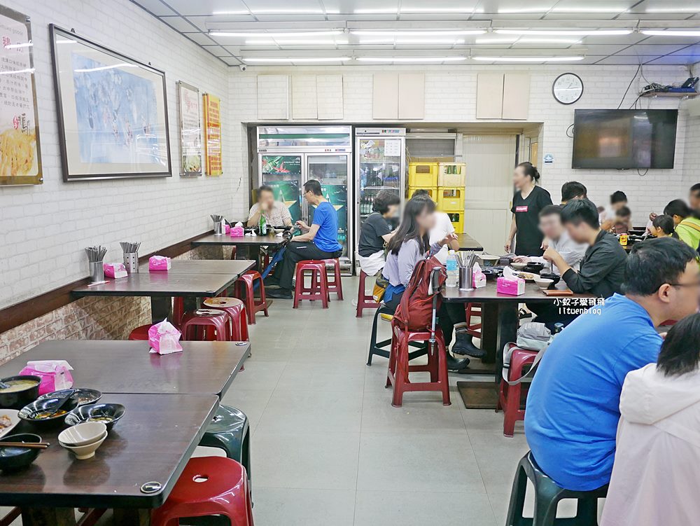 「木柵老爹鵝肉專賣店」煙燻鵝肉富香氣彈嫩，生意很好的老店