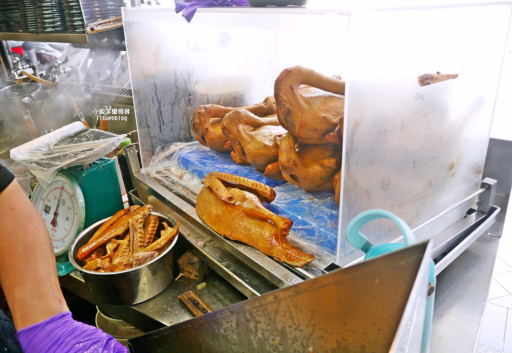 「木柵老爹鵝肉專賣店」煙燻鵝肉富香氣彈嫩，生意很好的老店