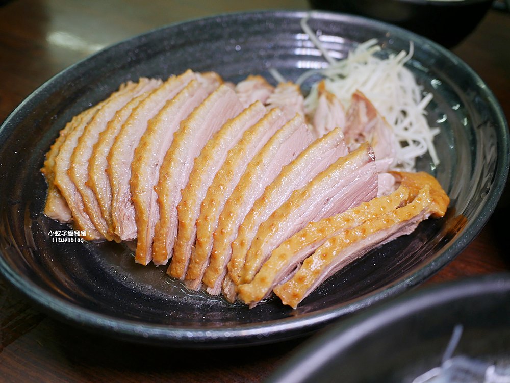 「木柵老爹鵝肉專賣店」煙燻鵝肉富香氣彈嫩，生意很好的老店