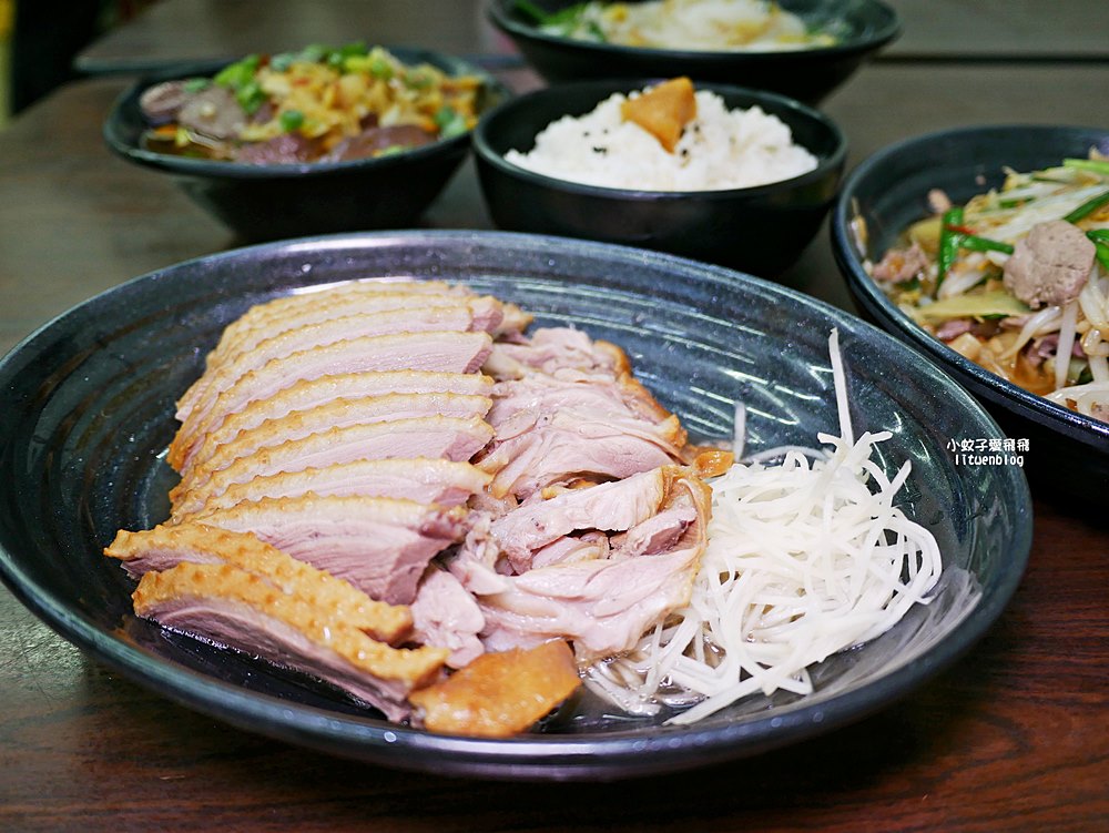 「木柵老爹鵝肉專賣店」煙燻鵝肉富香氣彈嫩，生意很好的老店