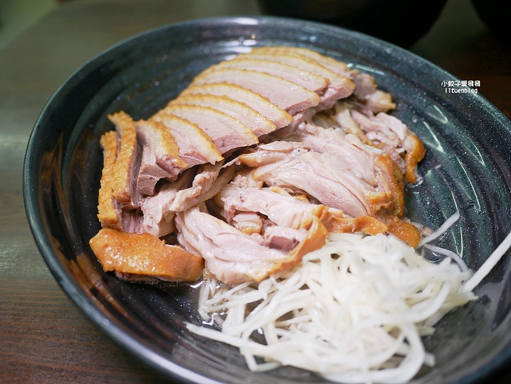 「木柵老爹鵝肉專賣店」煙燻鵝肉富香氣彈嫩，生意很好的老店
