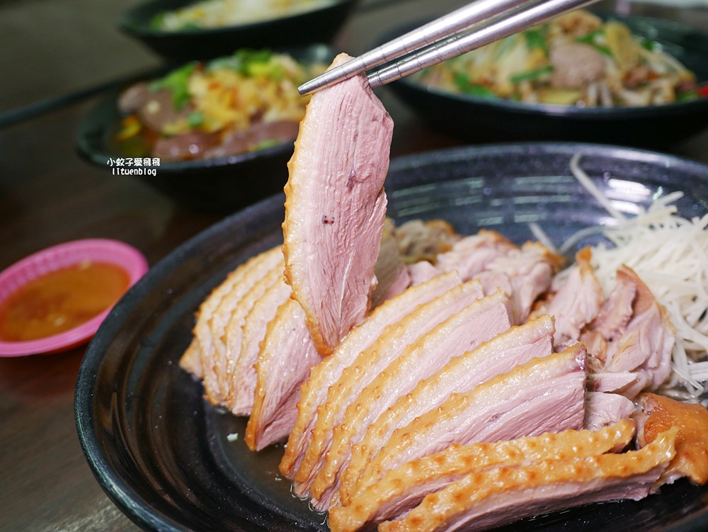 「木柵老爹鵝肉專賣店」煙燻鵝肉富香氣彈嫩，生意很好的老店