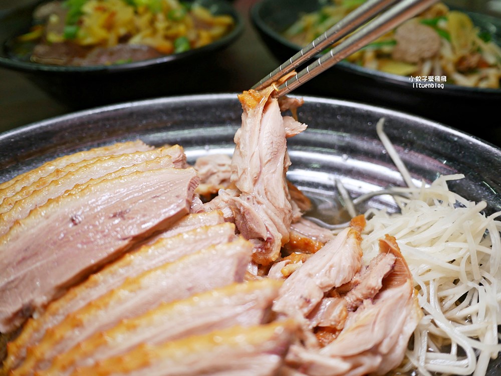 「木柵老爹鵝肉專賣店」煙燻鵝肉富香氣彈嫩，生意很好的老店