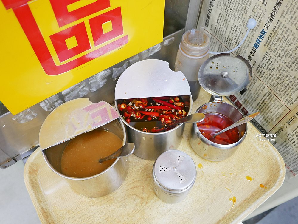 「木柵老爹鵝肉專賣店」煙燻鵝肉富香氣彈嫩，生意很好的老店