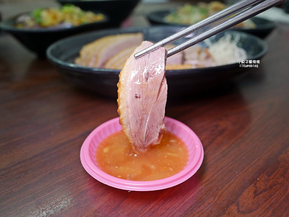 「木柵老爹鵝肉專賣店」煙燻鵝肉富香氣彈嫩，生意很好的老店