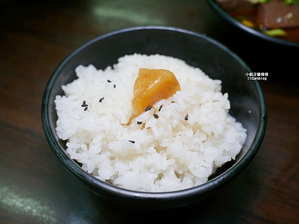 「木柵老爹鵝肉專賣店」煙燻鵝肉富香氣彈嫩，生意很好的老店