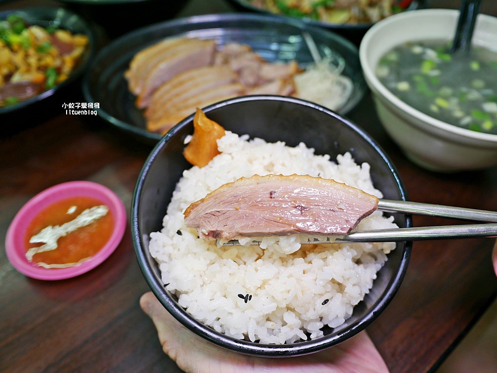 「木柵老爹鵝肉專賣店」煙燻鵝肉富香氣彈嫩，生意很好的老店