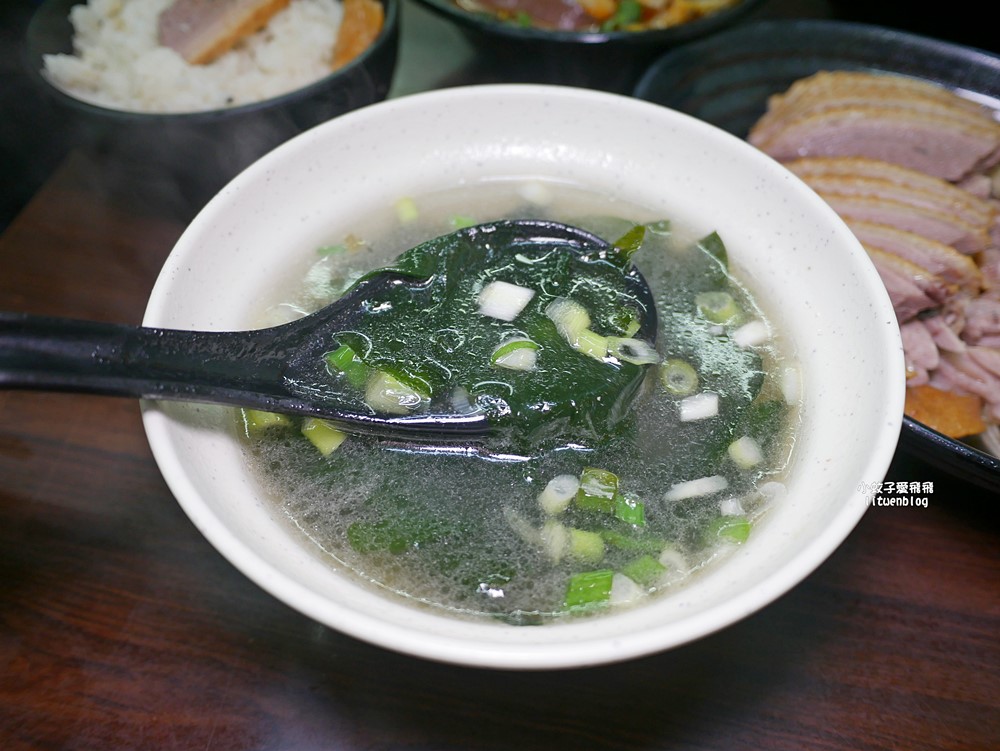 「木柵老爹鵝肉專賣店」煙燻鵝肉富香氣彈嫩，生意很好的老店