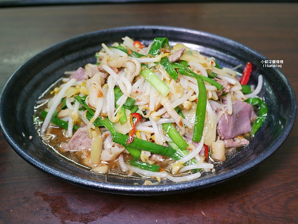「木柵老爹鵝肉專賣店」煙燻鵝肉富香氣彈嫩，生意很好的老店