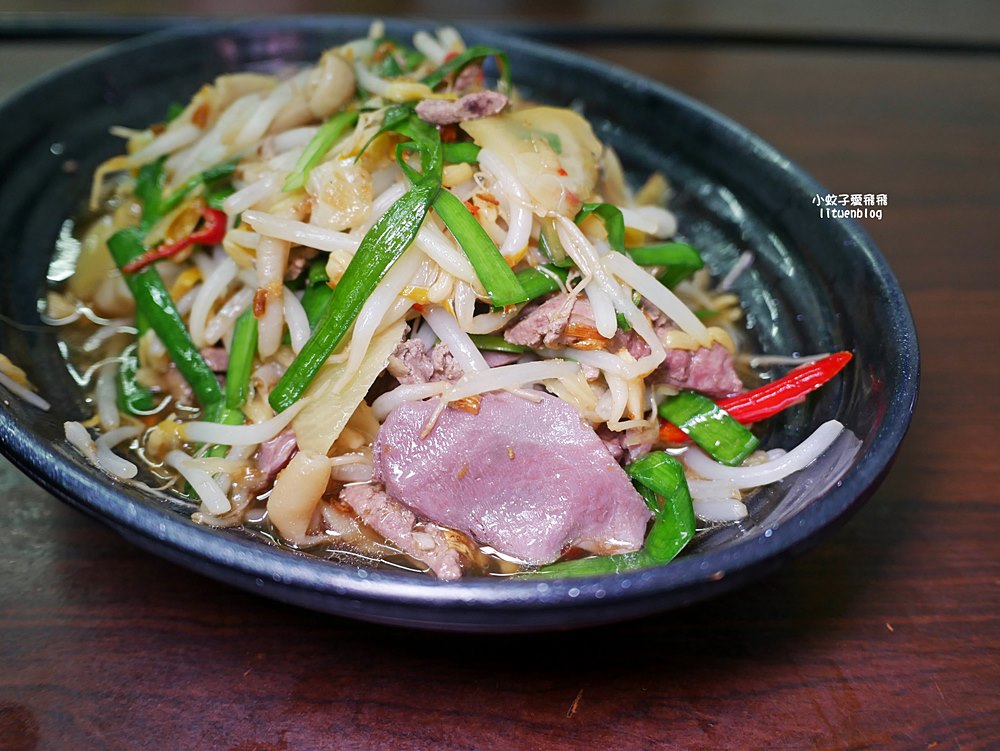 「木柵老爹鵝肉專賣店」煙燻鵝肉富香氣彈嫩，生意很好的老店