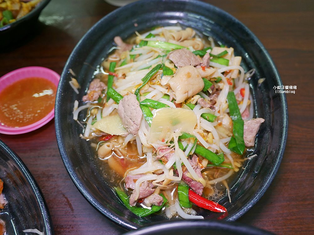 「木柵老爹鵝肉專賣店」煙燻鵝肉富香氣彈嫩，生意很好的老店