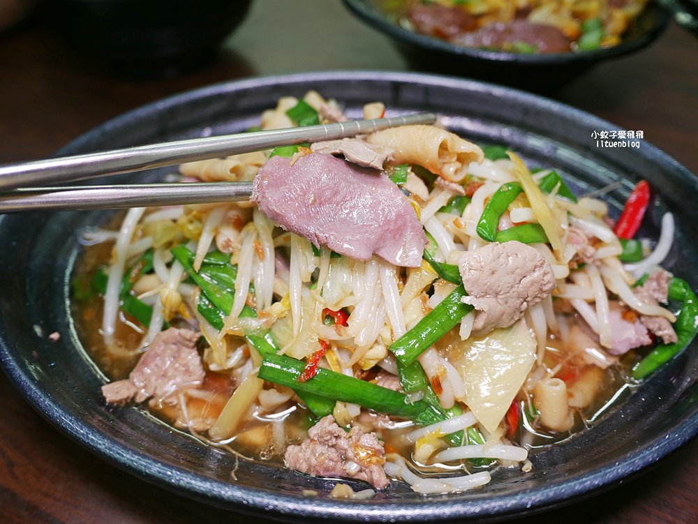 「木柵老爹鵝肉專賣店」煙燻鵝肉富香氣彈嫩，生意很好的老店