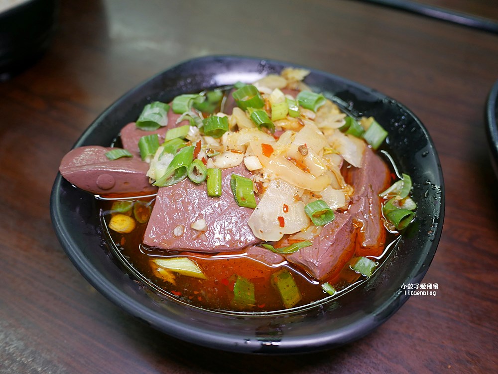 「木柵老爹鵝肉專賣店」煙燻鵝肉富香氣彈嫩，生意很好的老店