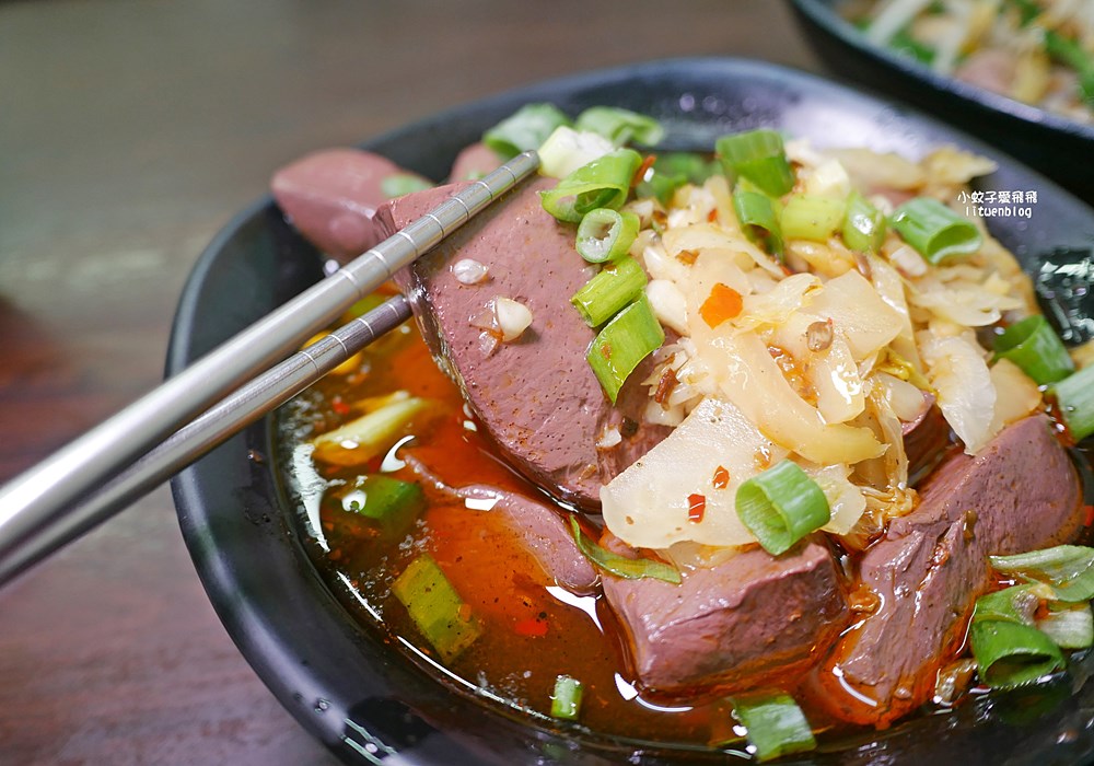 「木柵老爹鵝肉專賣店」煙燻鵝肉富香氣彈嫩，生意很好的老店