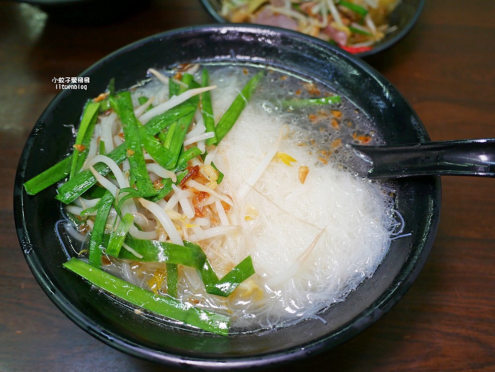 「木柵老爹鵝肉專賣店」煙燻鵝肉富香氣彈嫩，生意很好的老店