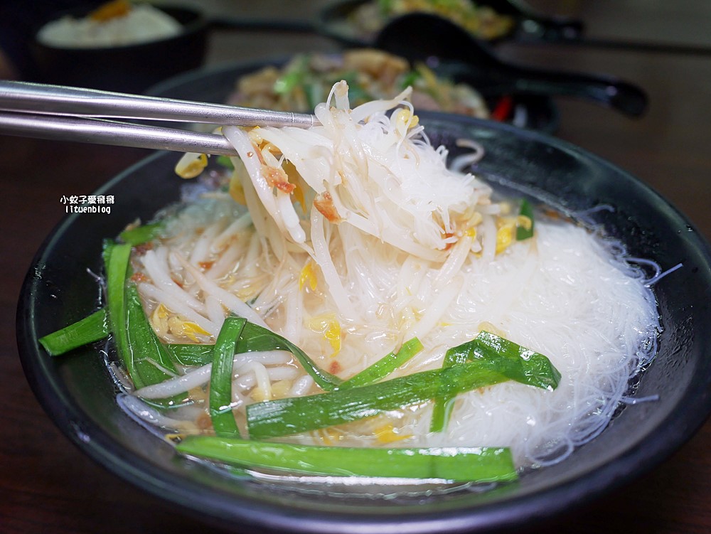 「木柵老爹鵝肉專賣店」煙燻鵝肉富香氣彈嫩，生意很好的老店