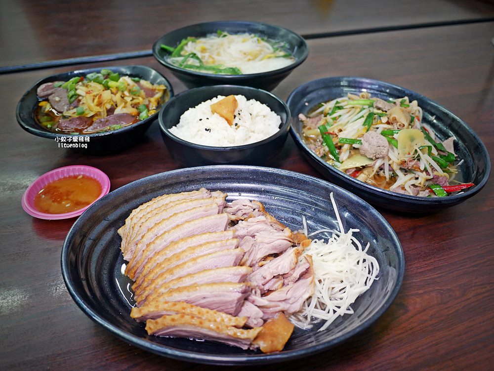 「木柵老爹鵝肉專賣店」煙燻鵝肉富香氣彈嫩，生意很好的老店