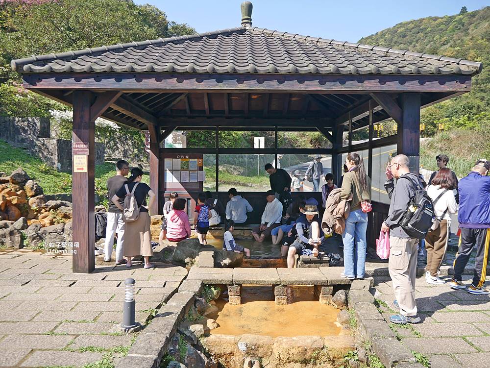 陽明山冷水坑溫泉浴室，戶外泡腳室內泡湯都免費