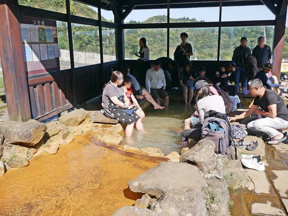 陽明山冷水坑溫泉浴室，戶外泡腳室內泡湯都免費