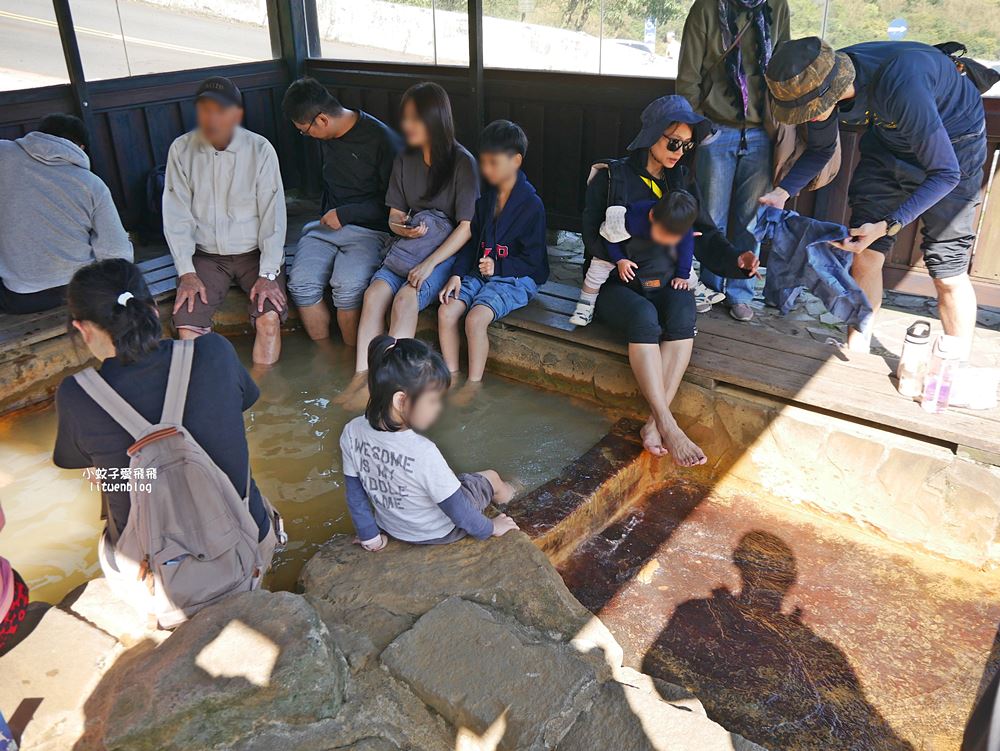 陽明山冷水坑溫泉浴室，戶外泡腳室內泡湯都免費