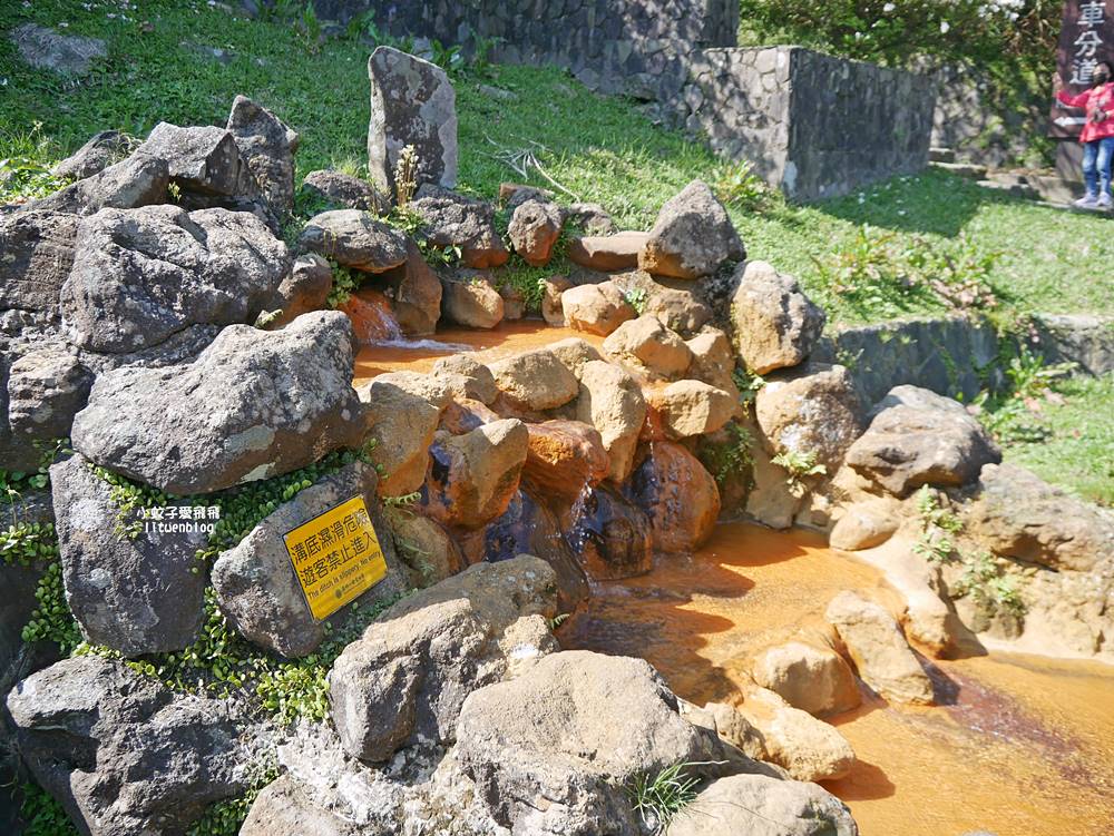 陽明山冷水坑溫泉浴室，戶外泡腳室內泡湯都免費