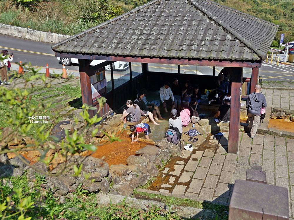 陽明山冷水坑溫泉浴室，戶外泡腳室內泡湯都免費
