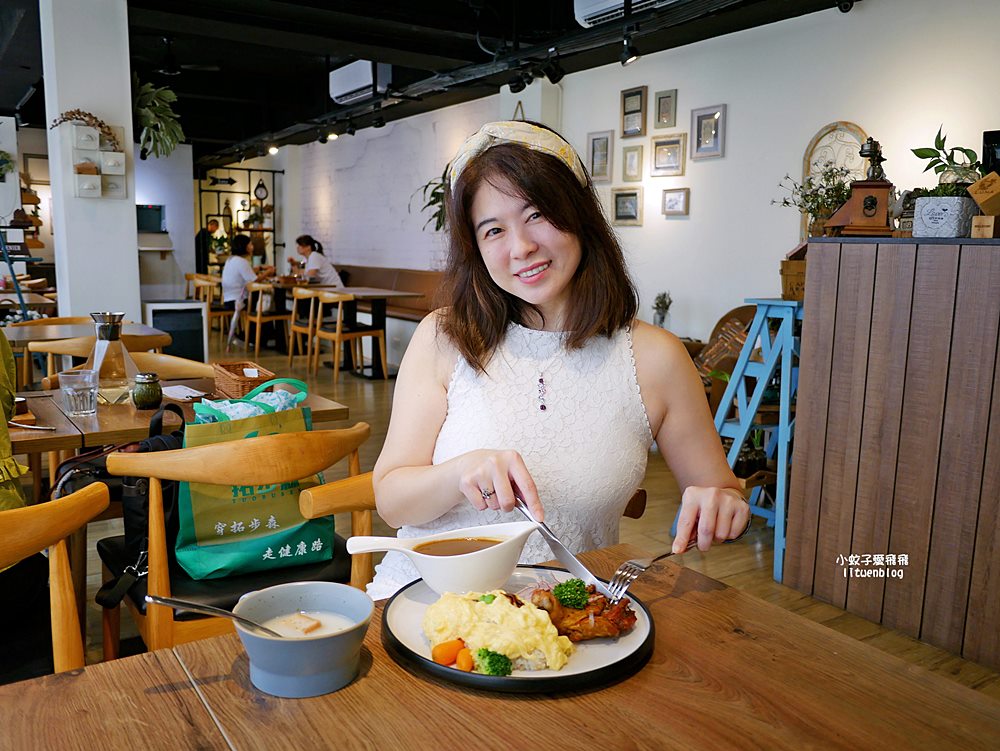 三峽美食「Luna餐廳」隱藏版鄉村風餐廳，爆漿豬排咖哩歐姆蛋濃香