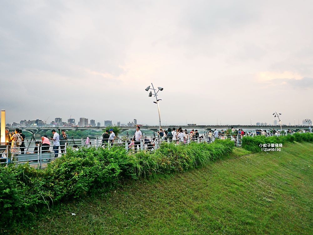 2025大稻埕煙火「三重忠孝碼頭」絕佳的拍攝美照觀賞景點