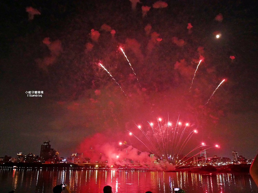 2025大稻埕煙火「三重忠孝碼頭」絕佳的拍攝美照觀賞景點