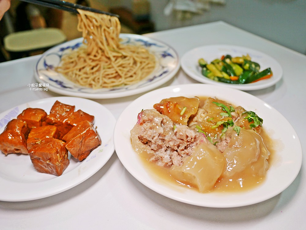 萬隆美食「寶島肉圓店」肉圓包芋頭或筍絲，清蒸、油炸或雙拼一次滿足