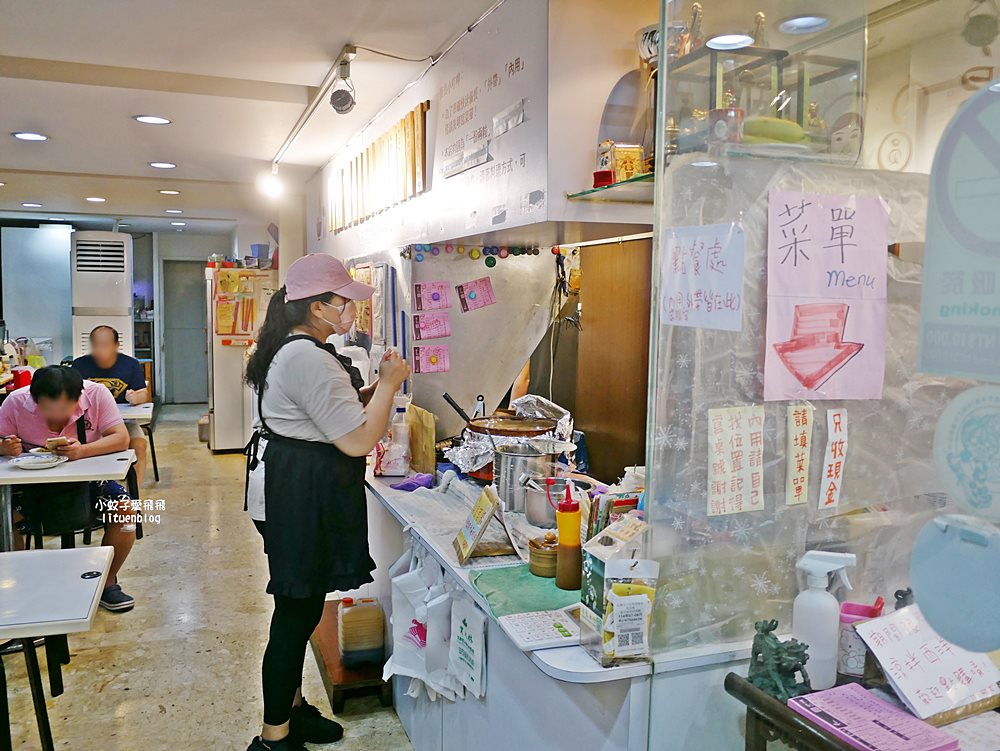 萬隆美食「寶島肉圓店」肉圓包芋頭或筍絲，清蒸、油炸或雙拼一次滿足