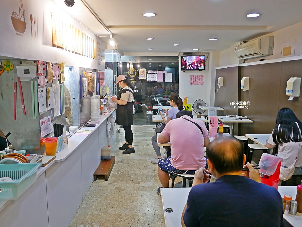 萬隆美食「寶島肉圓店」肉圓包芋頭或筍絲，清蒸、油炸或雙拼一次滿足